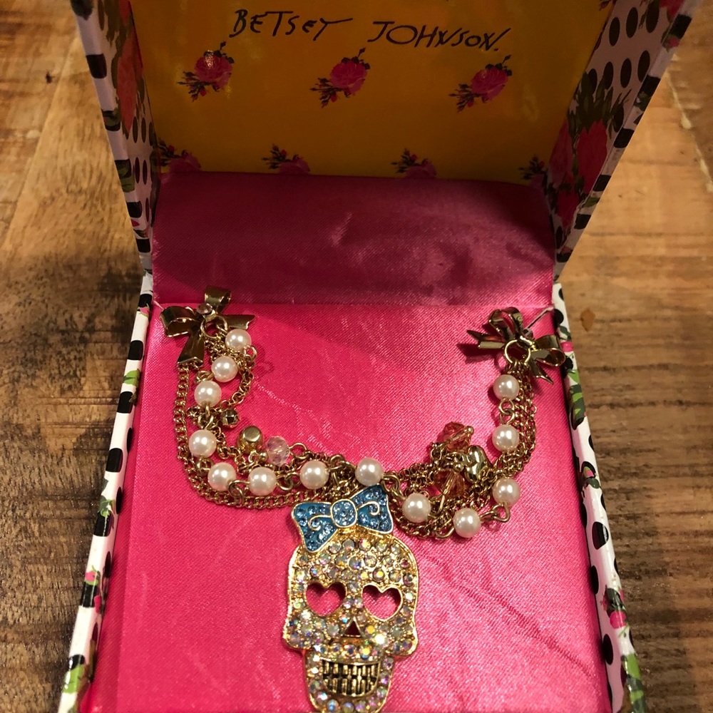 NWT Rare Betsey Johnson skull necklace